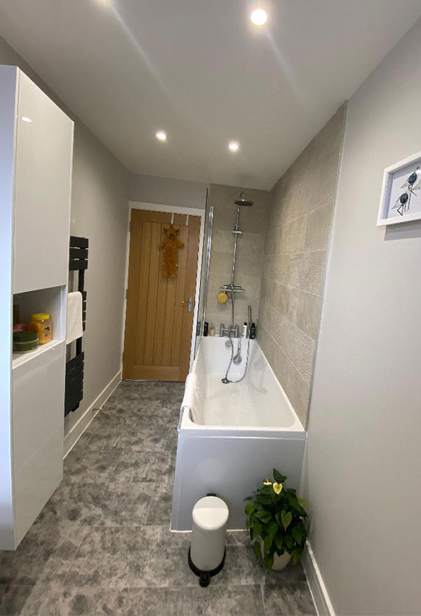 An image of the family bathroom at Clauds Close. Included with your booking of the Blue room. 